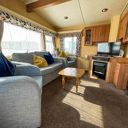 Spacious Caravan For Hire With Decking By The Beach In Suffolk Ref 40094Nd Lowestoft Exterior photo