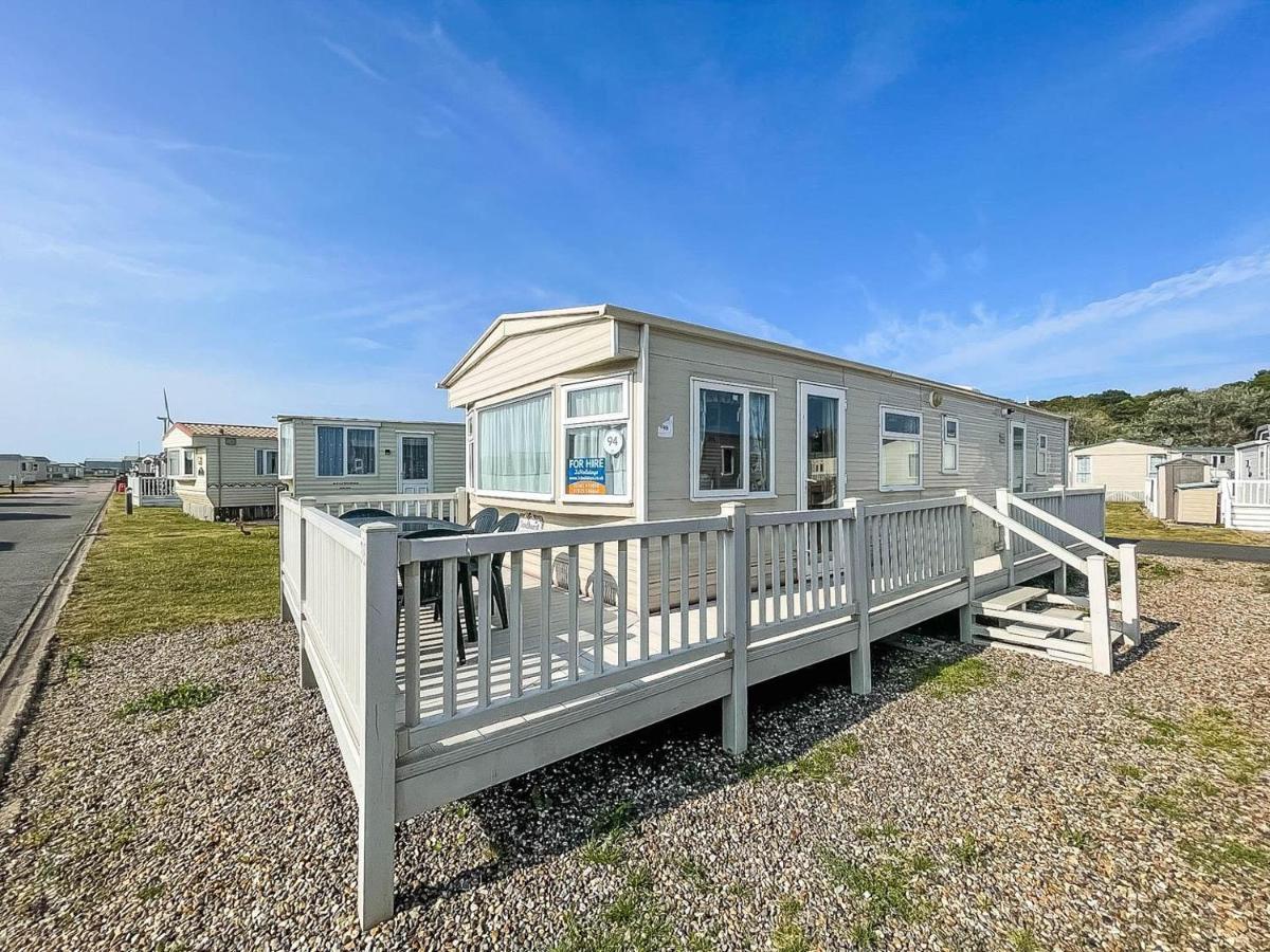 Spacious Caravan For Hire With Decking By The Beach In Suffolk Ref 40094Nd Lowestoft Exterior photo